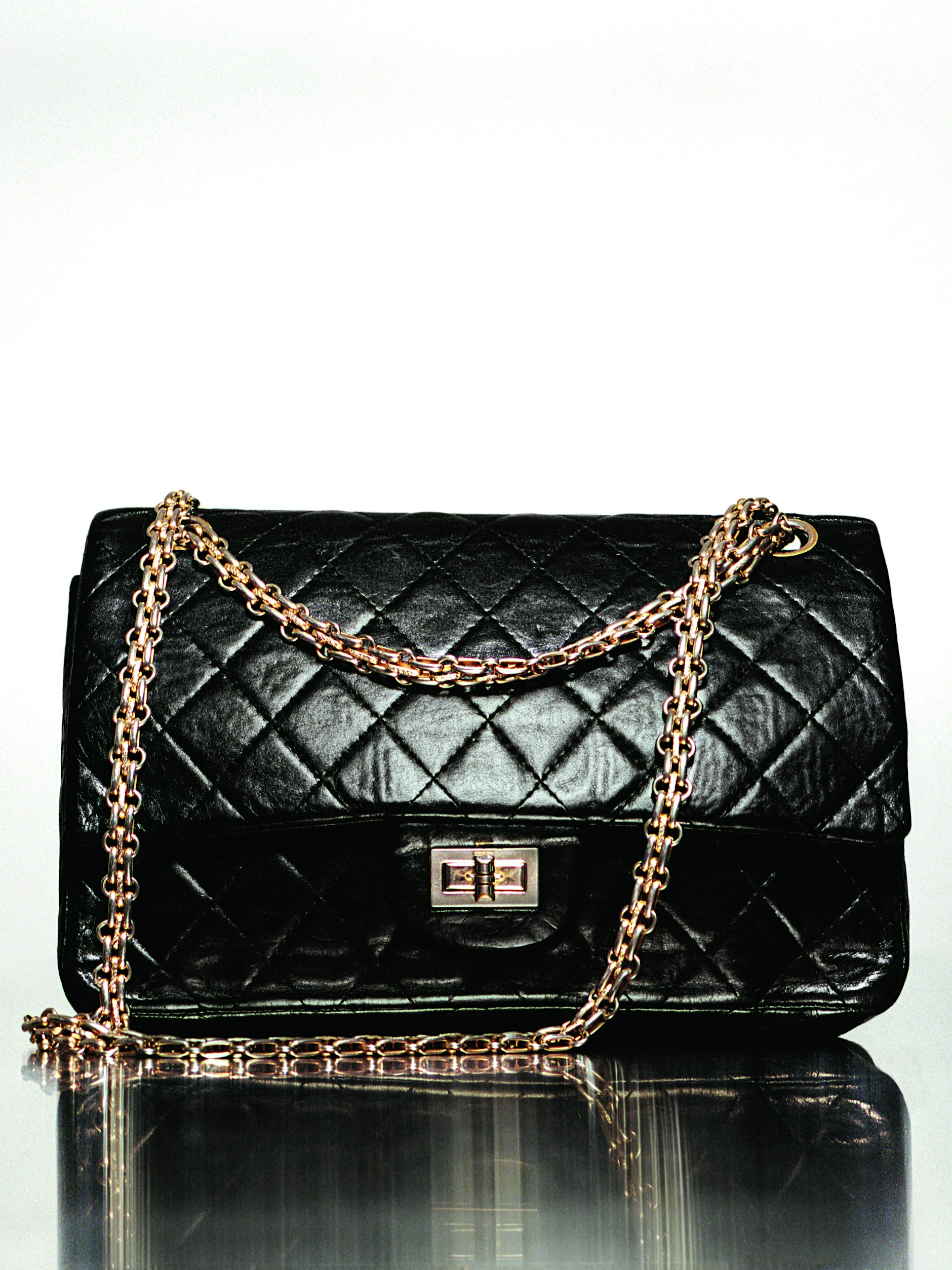 Befreiung für beide Hände: Die Schultertasche „2.55“ entwarf Coco Chanel bei ihrem Comeback 1955; hier ein frühes Exemplar aus dem Firmenarchiv.