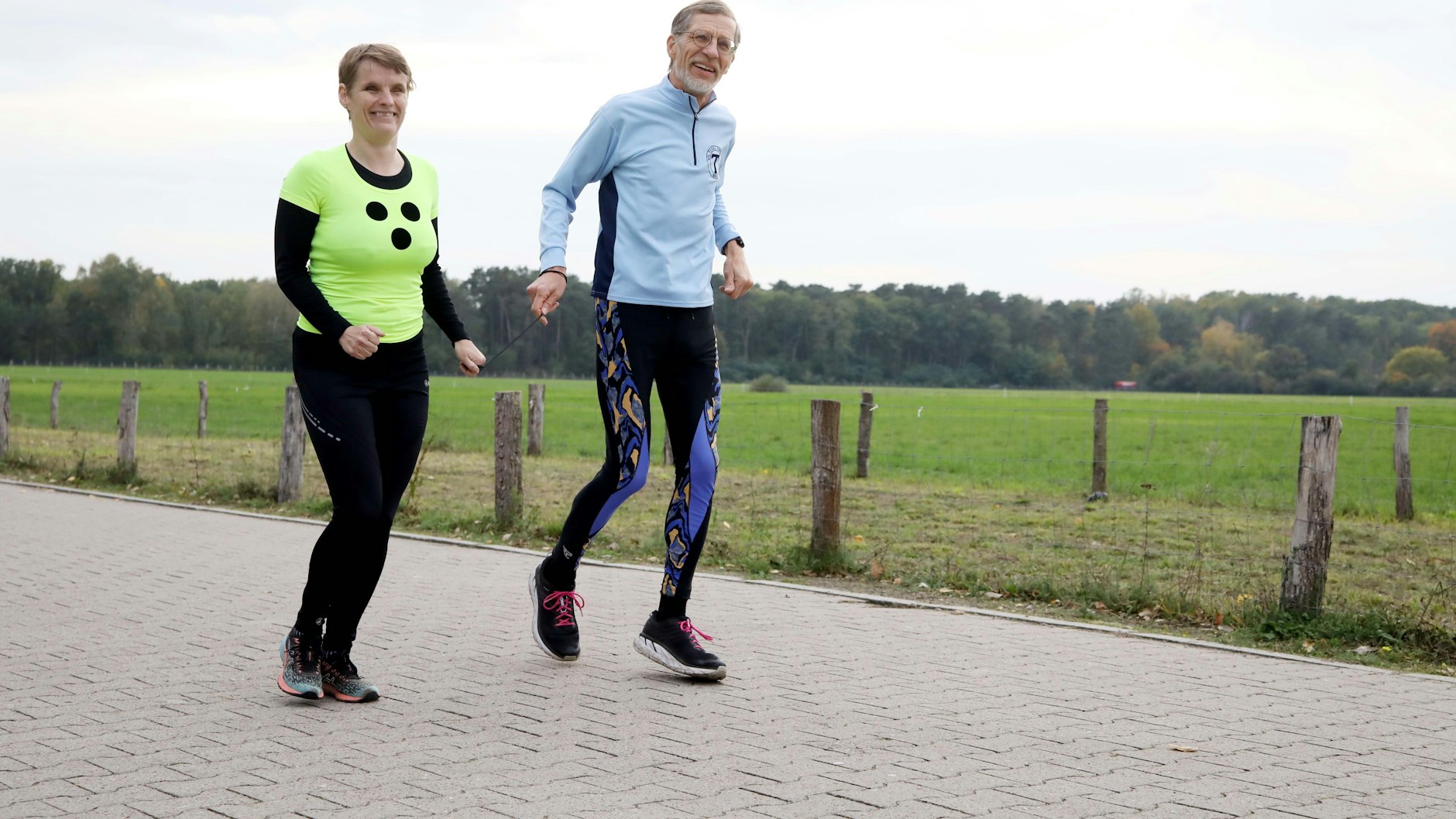 Bereit für eine leichte Trainingsrunde über 14 Kilometer: Regina Vollbrecht (43) und ihr Laufpartner Karl Mascher (68).