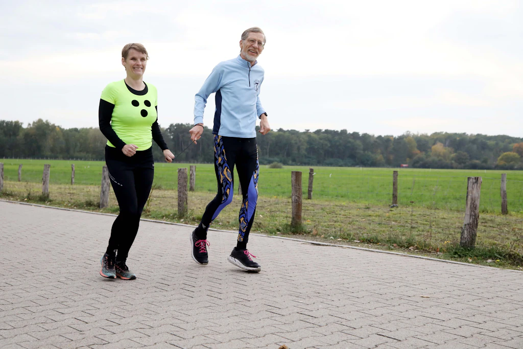 Bereit für eine leichte Trainingsrunde über 14 Kilometer: Regina Vollbrecht (43) und ihr Laufpartner Karl Mascher (68).