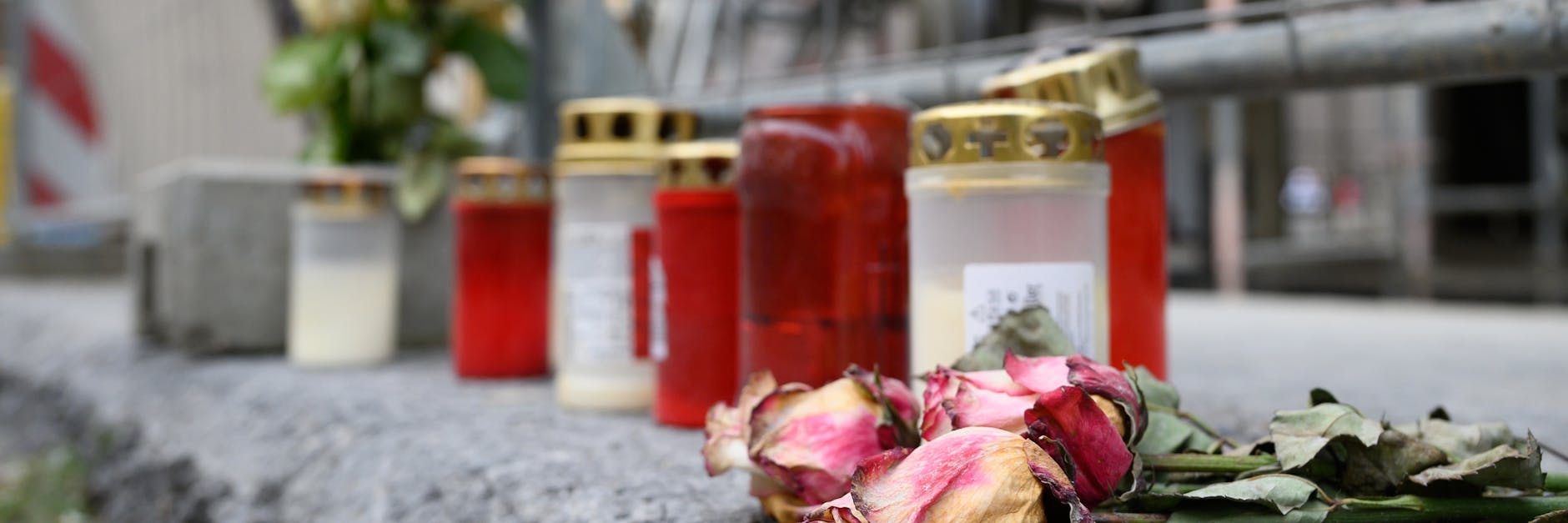 Blumen und Kerzen unweit des Residenzschlosses in Dresden. Anfang Oktober wurden dort zwei Touristen angegriffen, einer von ihnen starb. Die Generalstaatsanwaltschaft Dresden ermittelt gegen einen 20 Jahre alten Syrer.