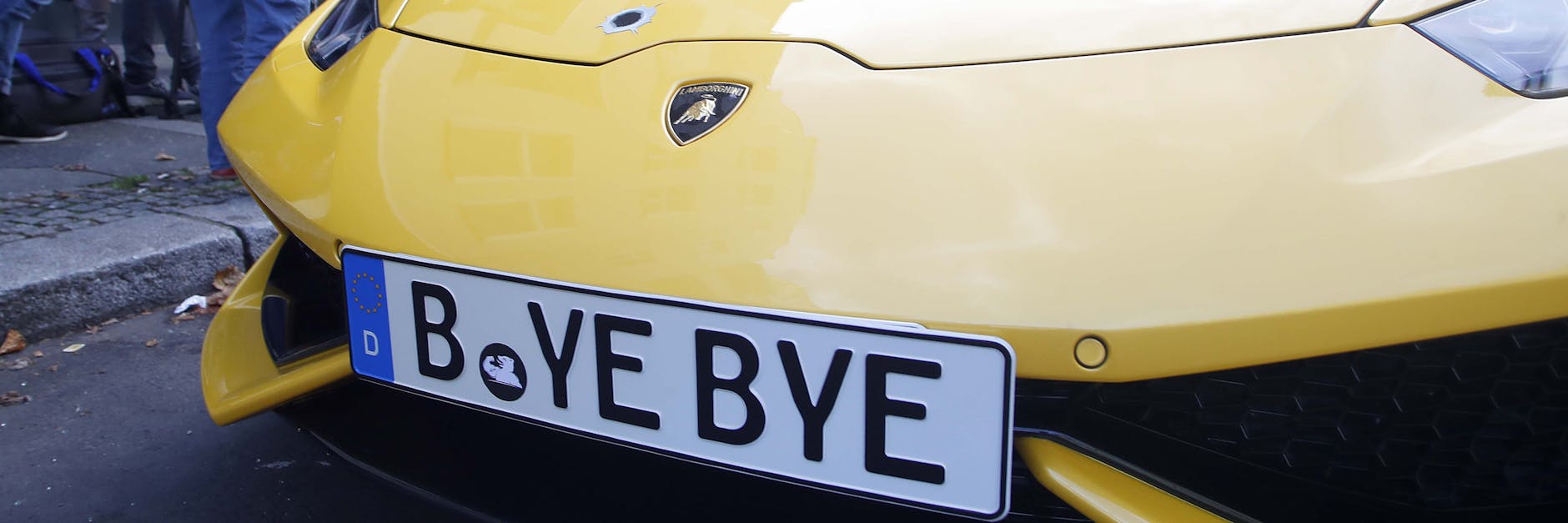 Lustig, aber strafbar: Das Kennzeichen an der vermeintlichen Clan-Karre.