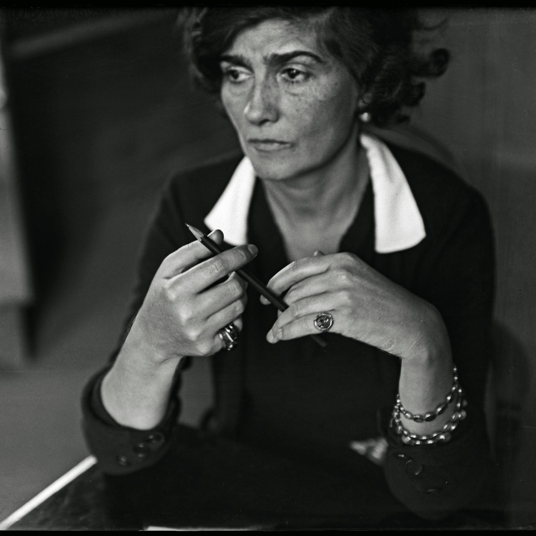 Mademoiselle Unternehmerin: Gabrielle Chanel  in den 1930ern, meisterlich porträtiert von André Kertész.