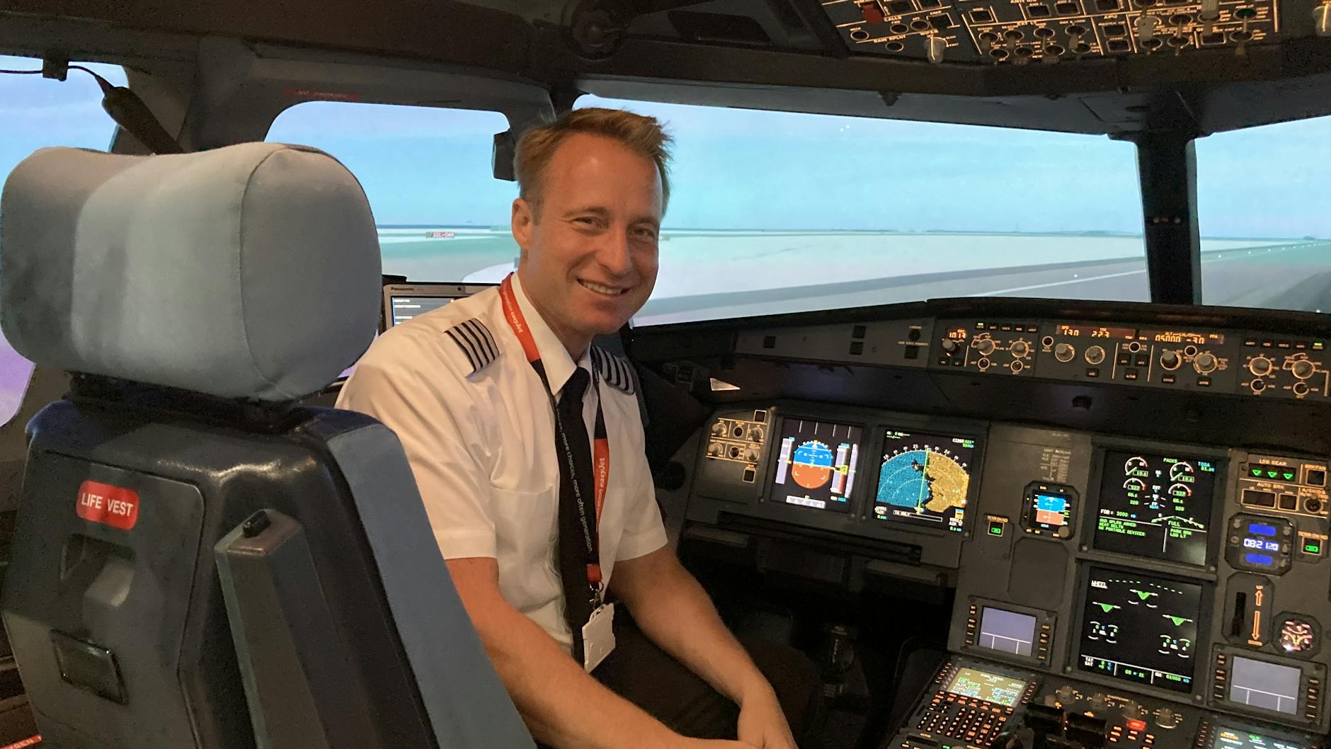 Startklar für den BER: Thomas Wilpert aus Berlin-Lichterfelde, Flugkapitän, Ausbilder und Prüfer bei Easyjet. 