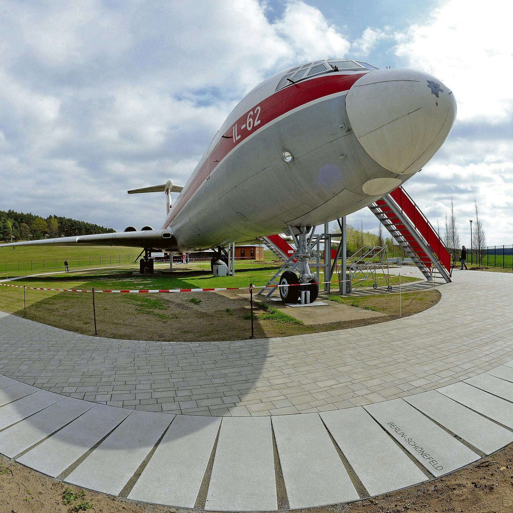 Mit der Landung einer IL 62 in Stölln machte Kallbach seinen Ruf legendär. Die Landebahn hätte 2500 Meter lang sein müssen. Kallbach brachte die Maschine auf einem 850 Meter langen Stoppelfeld zum Stehen. 