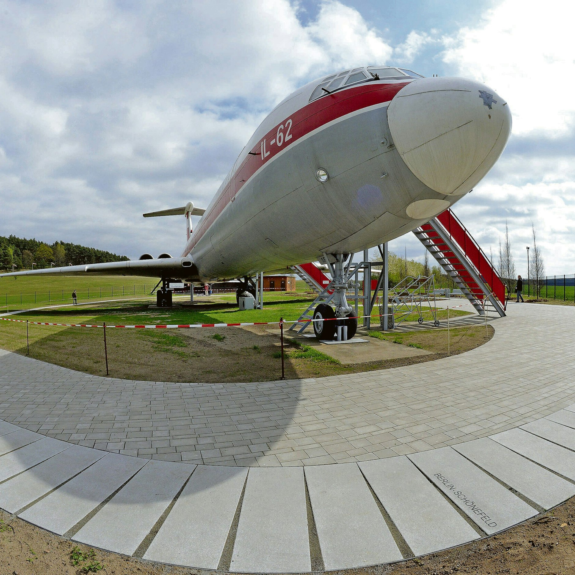 Mit der Landung einer IL 62 in Stölln machte Kallbach seinen Ruf legendär. Die Landebahn hätte 2500 Meter lang sein müssen. Kallbach brachte die Maschine auf einem 850 Meter langen Stoppelfeld zum Stehen.&nbsp;