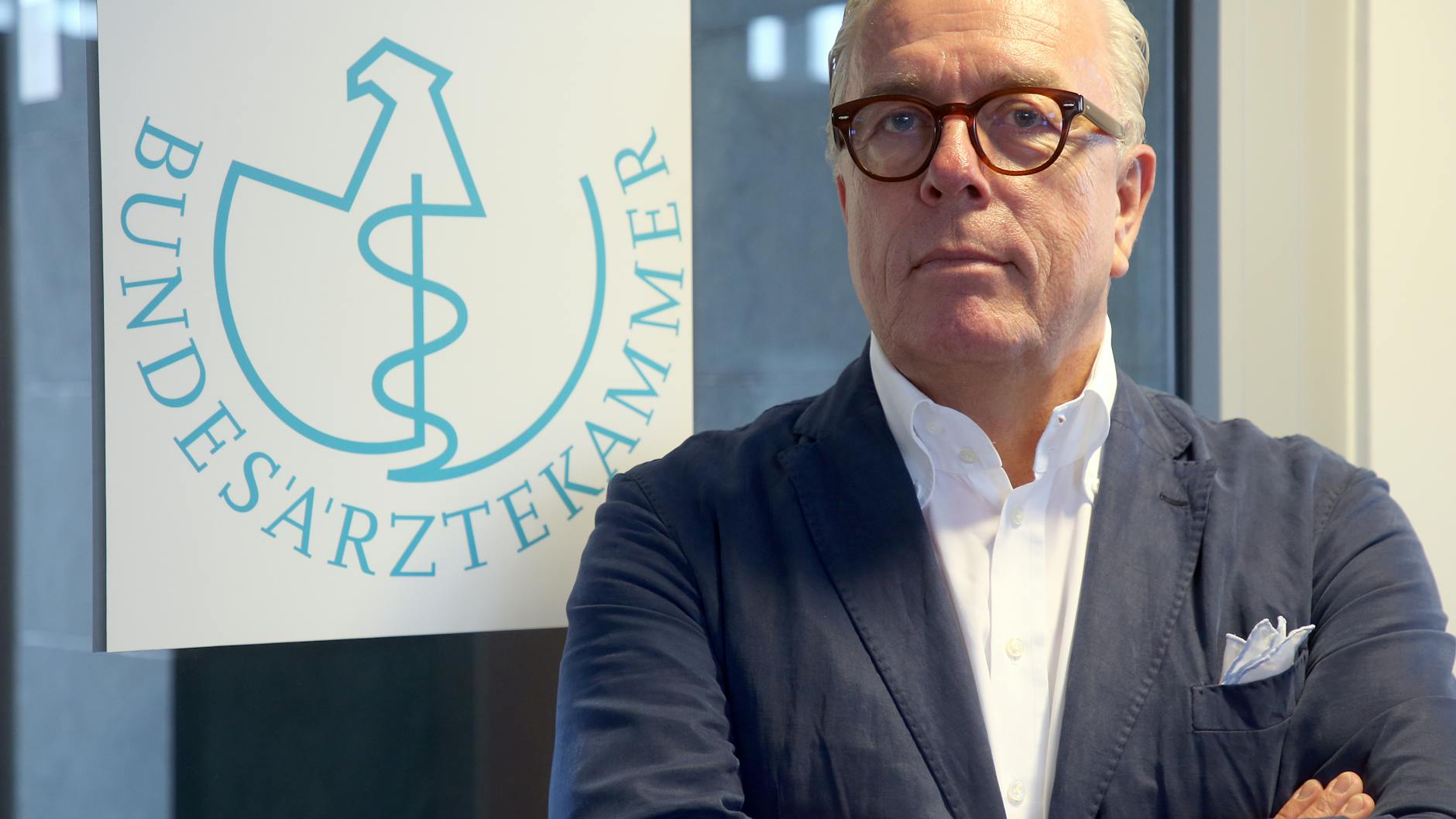 Klaus Reinhardt, Präsident der Bundesärztekammer zu Beginn eines dpa-Interviews. (zu dpa: Ärzte-Präsident: «Man kann Menschen nicht in einer Tour Angst machen») Foto: Wolfgang Kumm/dpa +++ dpa-Bildfunk +++