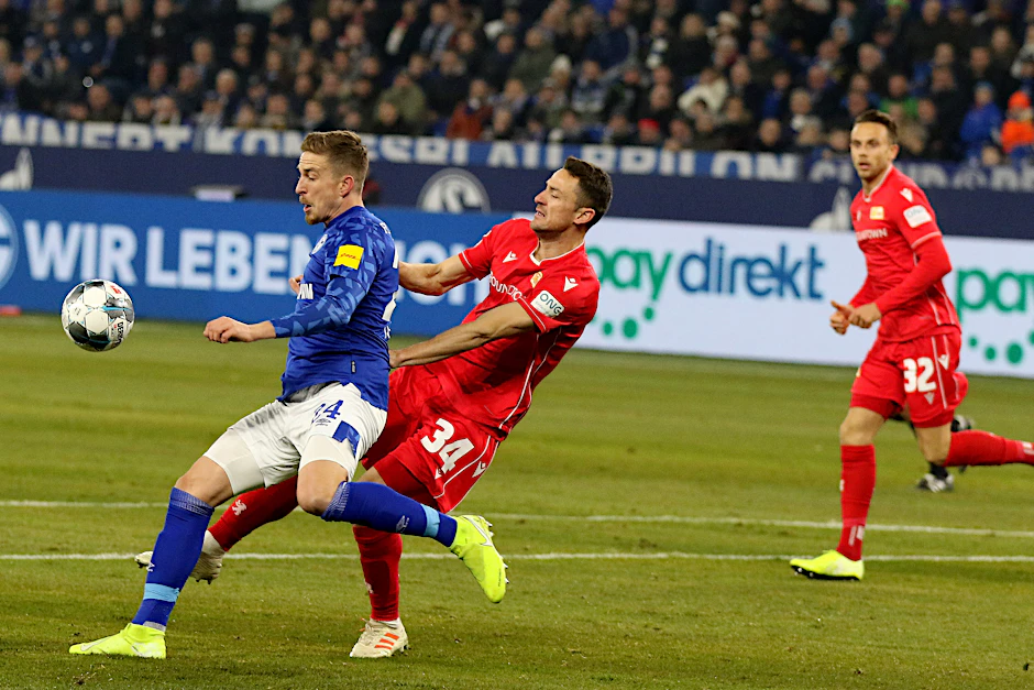 Unions Christian Gentner (r.) - hier im Duell mit Schalkes&nbsp;Bastian Oczipka - steht gegen Freiburg vor seinem Startelf-Comeback.