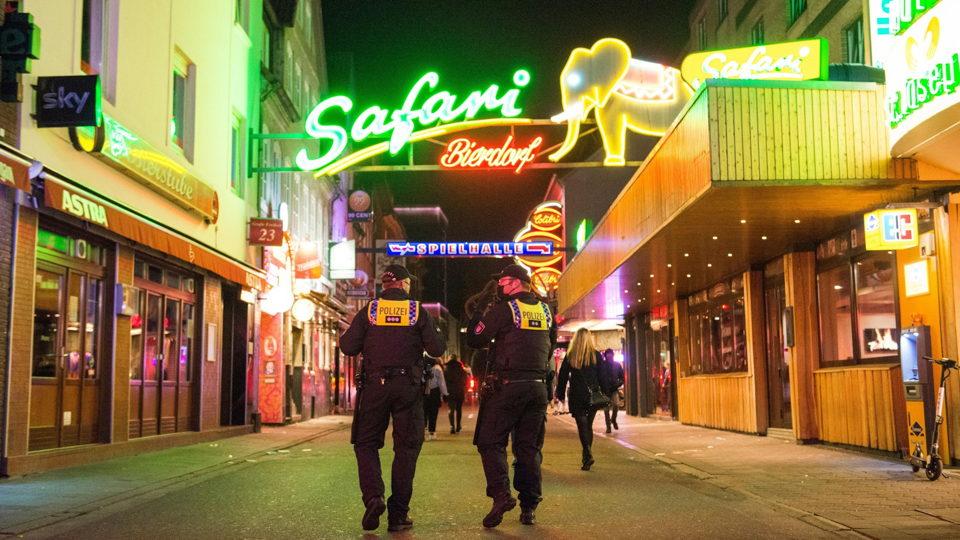 Polizisten kontrollieren die Einhaltung der Sperrstunde auf der Reeperbahn in Hamburg. In der Hansestadt müssen alle Gaststätten zwischen 23 und 5 Uhr schließen.