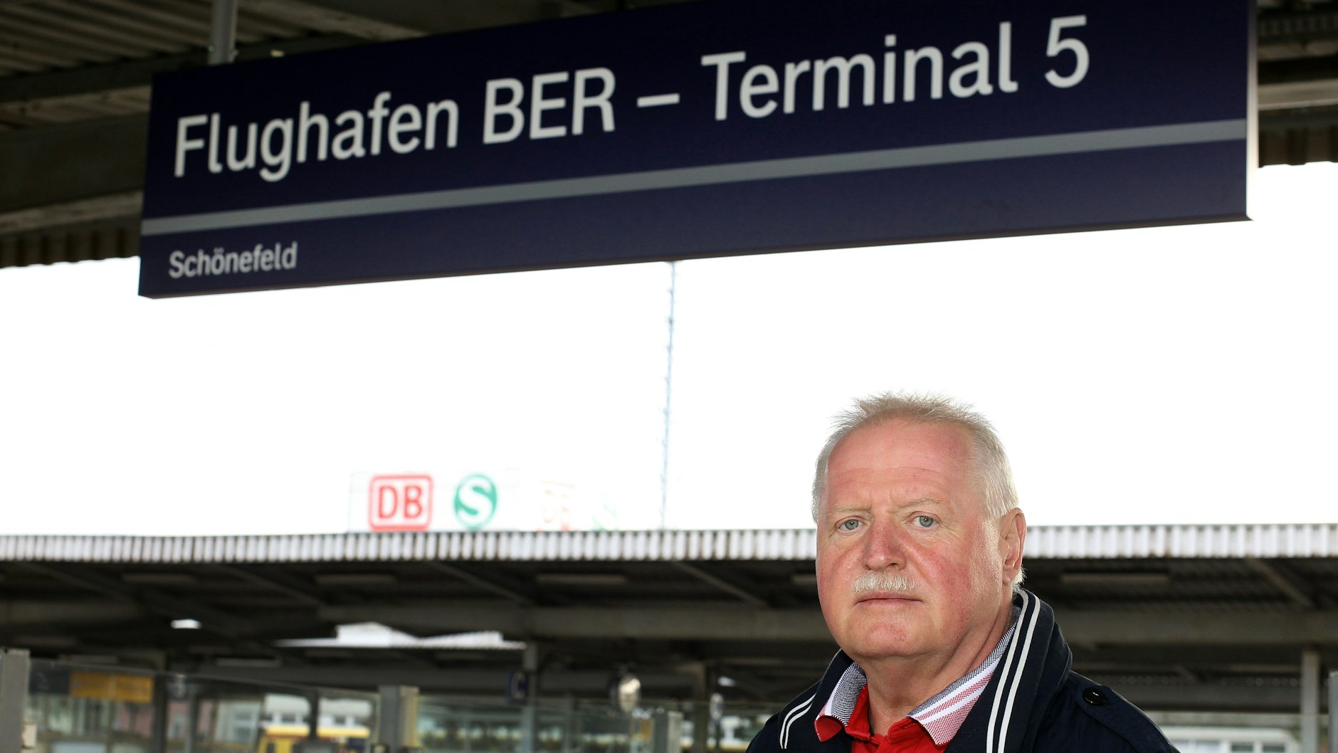 Auch der Schönefelder Flughafenbahnhof wurde umbenannt. Seit Sonntag heißt er Flughafen BER – Terminal 5. Peter Schulze von der Deutschen Bahn, seit 2005 mit den Schienenwegen zum neuen Hauptstadt-Airport befasst, mit einem neuen Namensschild.