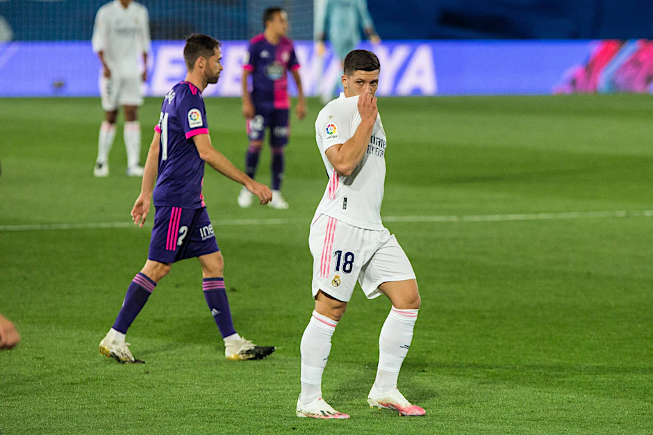 Will da einer während des Spiels demonstrieren, wie man vorbildlich die Mund-Nasen-Bedeckung anwendet? Im Falle von Luka Jovic kommt dieses pandemiegerechte Verhalten etwas spät. Dem Serben droht eine Corona-Anklage in der Heimat.