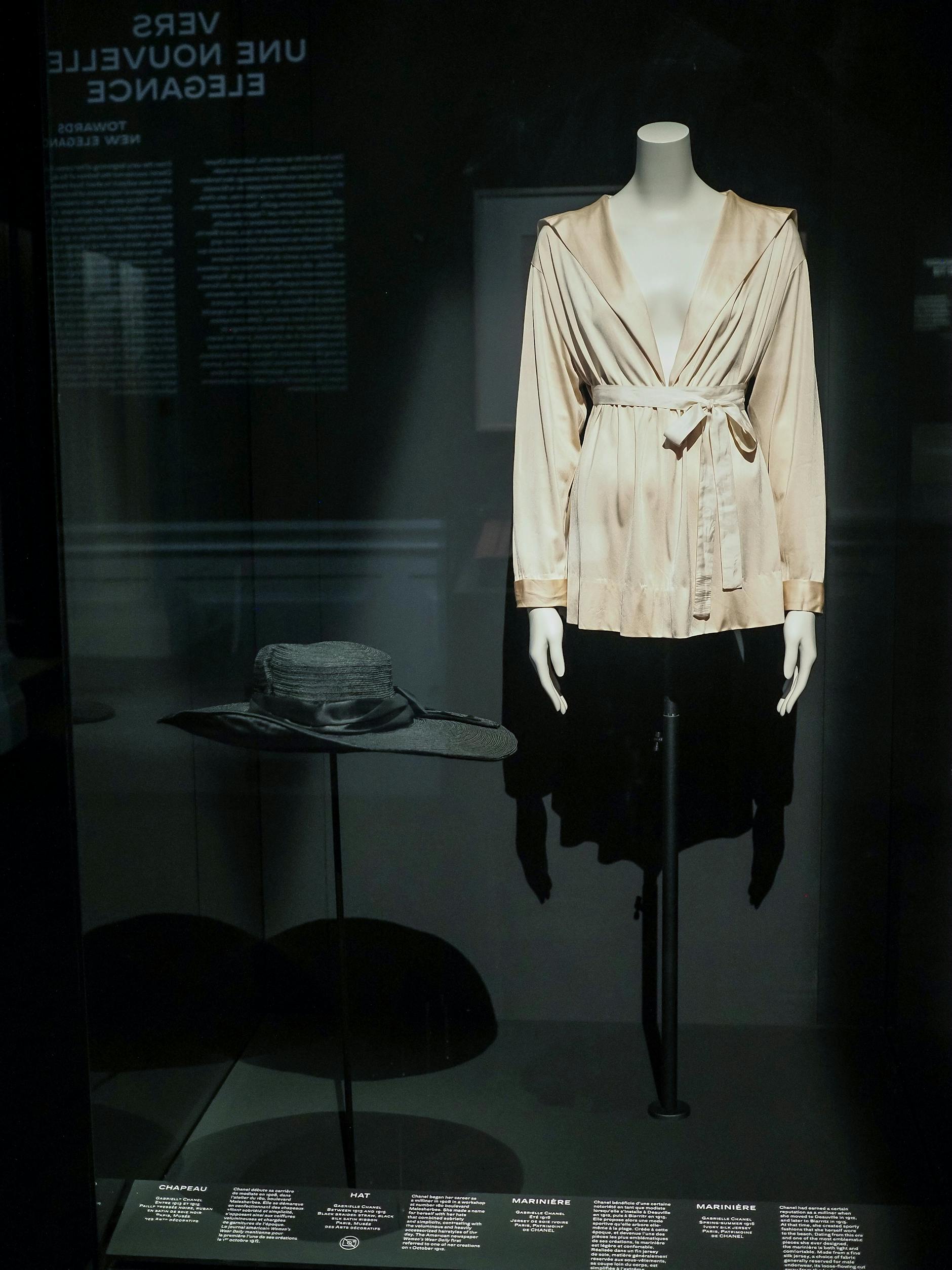 Startpunkt der modischen Moderne: die Jersey-Marinière von 1916 aus dem Chanel-Archiv. Links einer der schlichten Hüte, mit denen die Couturière zuvor als Modistin brillierte.