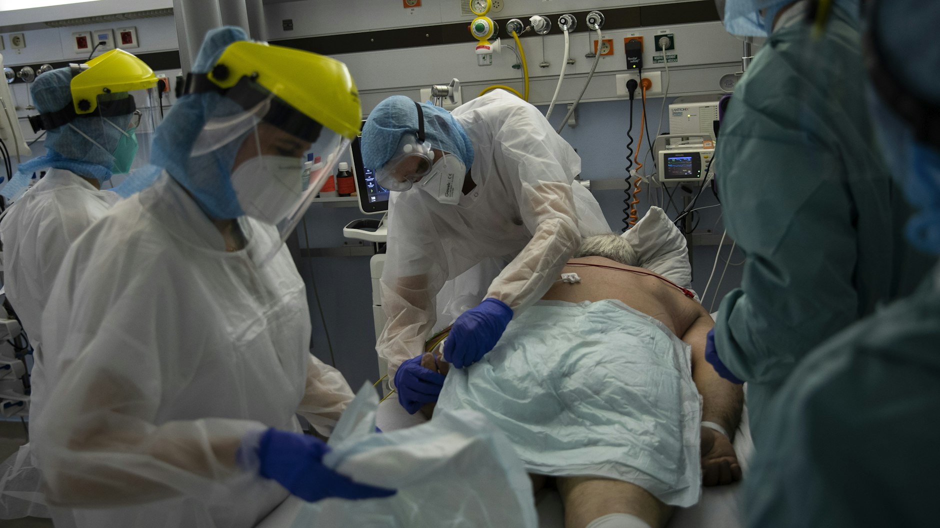 Medizinisches Personal arbeitet auf einer Intensivstation für Corona-Patienten.