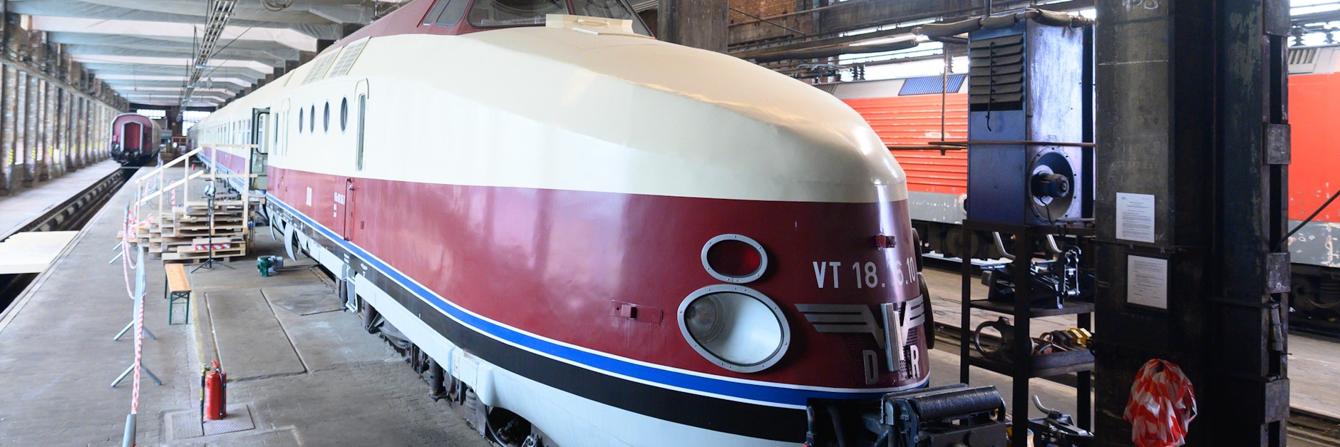 Der Schnelltriebwagenzug der Baureihe VT 18.16 steht in einer Eisenbahnhalle