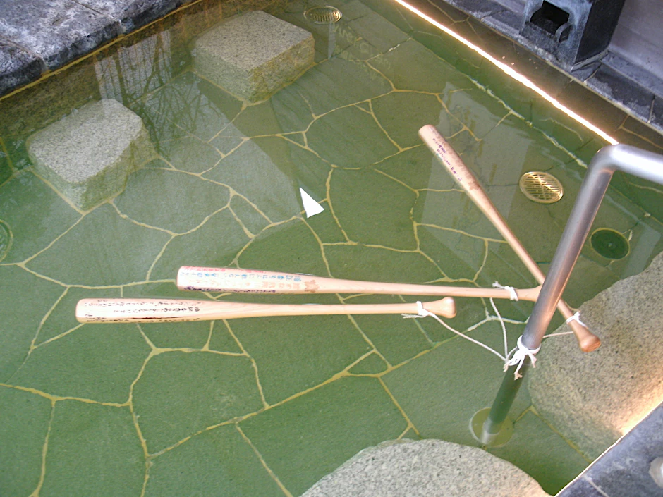 Die von der Polizei in Toyokawa herausgegebene Aufnahme zeigt drei in einem Becken schwimmende Baswballschläger, die mit Warnhinweisen versehen sind.&nbsp;
