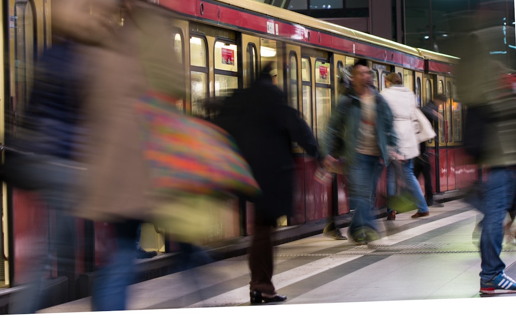 Polizei sucht Täter Berlinerin auf BahnGleise gestoßen