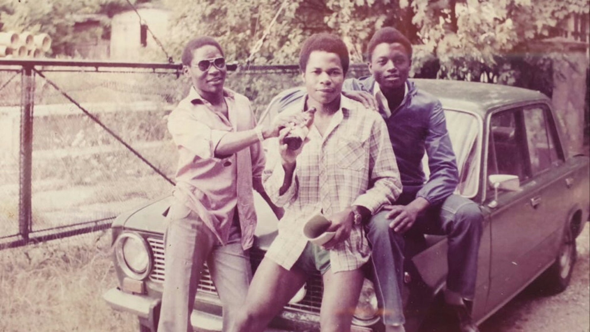 Manuel Diogo (l.) mit seinen Kollegen Francisco Nhabongo und Bento Nhamuave aus Mosambik. Er arbeitete im Sägewerk Jeber-Bergfrieden, bis er 1986 ums Leben kam.