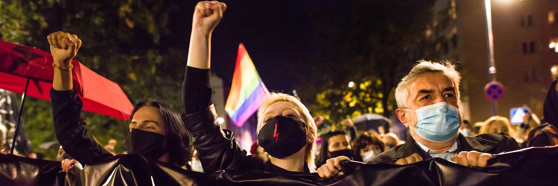 Demonstranten rufen Parolen während eines Protestes in Warschau. 