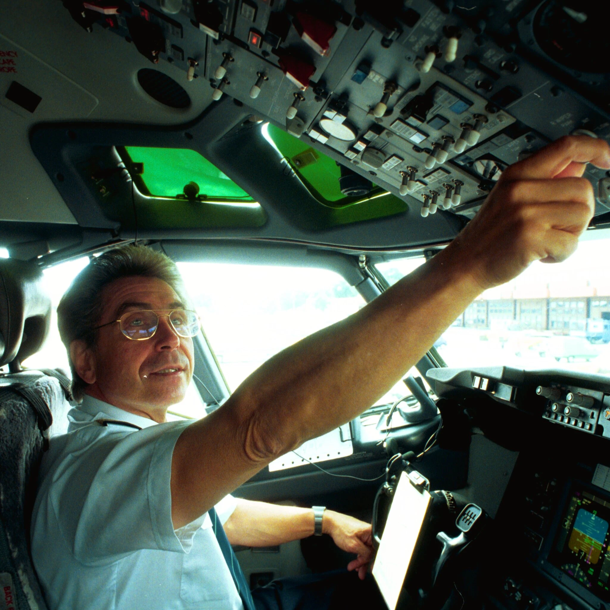 Pilot Heinz-Dieter Kallbach macht am 13.7.2000 seine Maschine auf dem Flughafen Berlin-Tegel startklar.