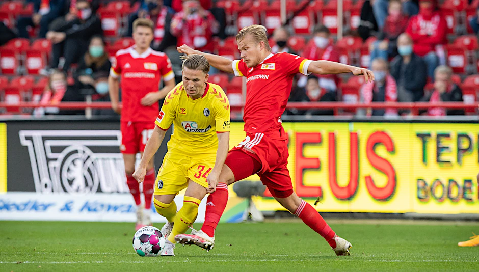 Lino Tempelmann vom SC Freiburg hat große Mühen, Unions Joel Pohjanpalo zu stoppen. Der Finne kommt immer mehr an in Köpenick.