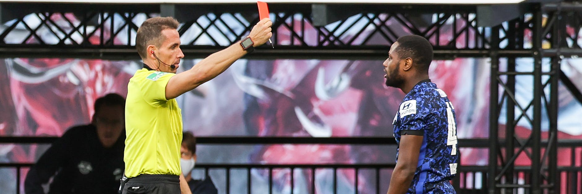 Deyovaisio Zeefuik bekommt von Schiri Tobias Stieler die Gelb-Rote Karte gezeigt.