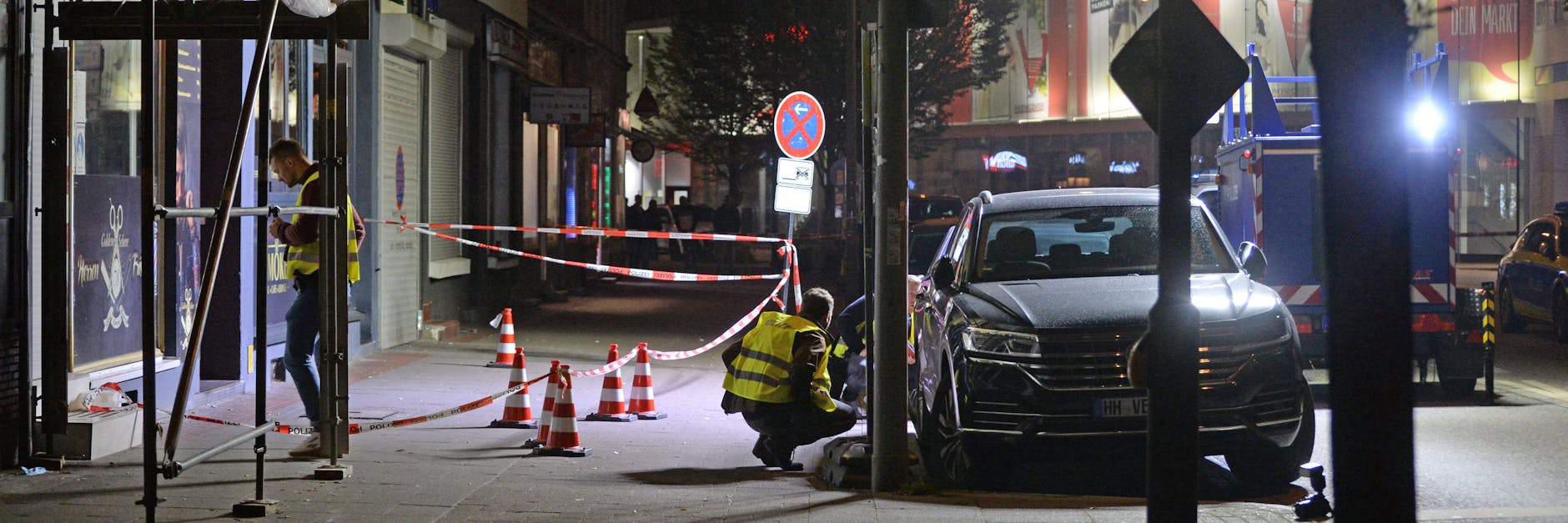 Die Polizei sichert am Tatort Spuren.