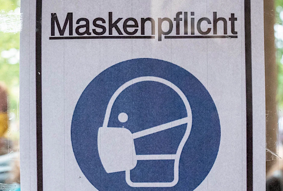 Auch die Forderungen nach einer verschärften Maskenpflicht mehren sich.