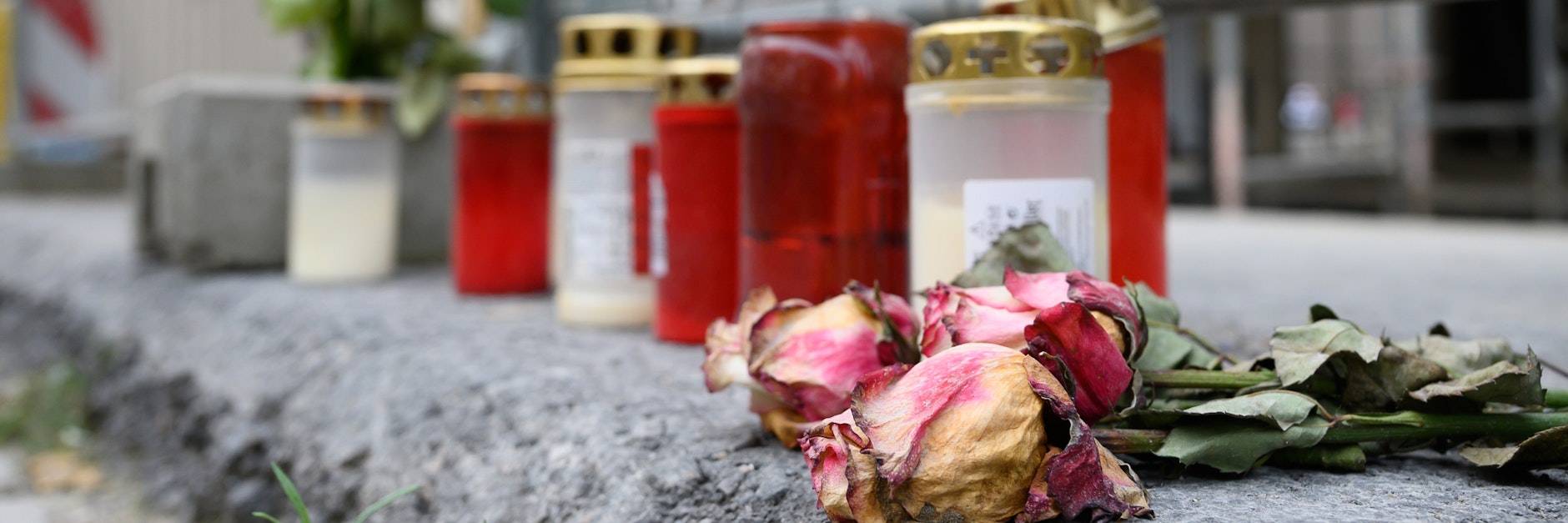 Blumen und Kerzen am Ort der Messer-Attacke - die Generalbundesanwaltschaft ermittelt gegen den Syrer Abdullah H..<br>
