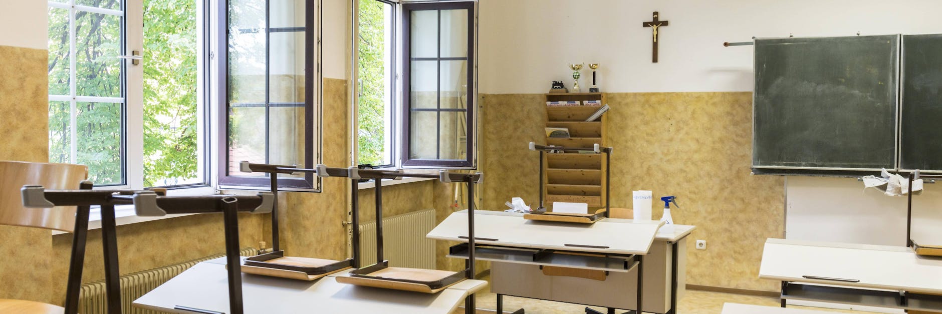 Mit geöffneten Fenstern lüften in einem Klassenzimmer. Das sollen die Berliner Schüler ab Montag mit Hilfe eines Messgerätes.<br>