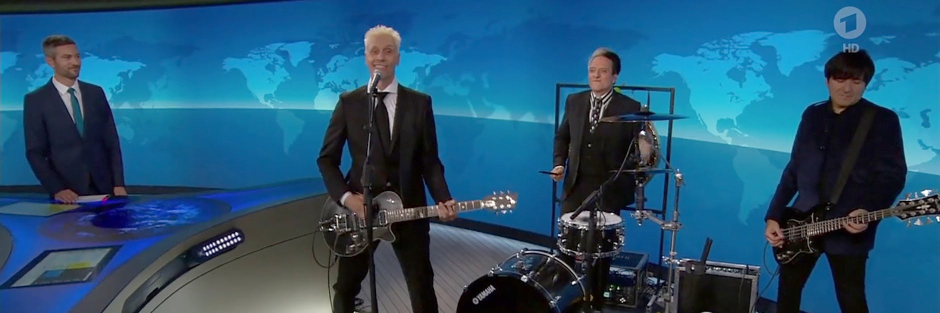 Ingo Zamperoni begrüßt Die Ärzte, Farin Urlaub, Bela B und Rod Gonzales, bei den Tagesthemen.