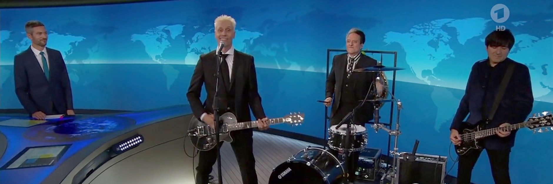 Ingo Zamperoni begrüßt Die Ärzte, Farin Urlaub, Bela B und Rod Gonzales, bei den Tagesthemen.