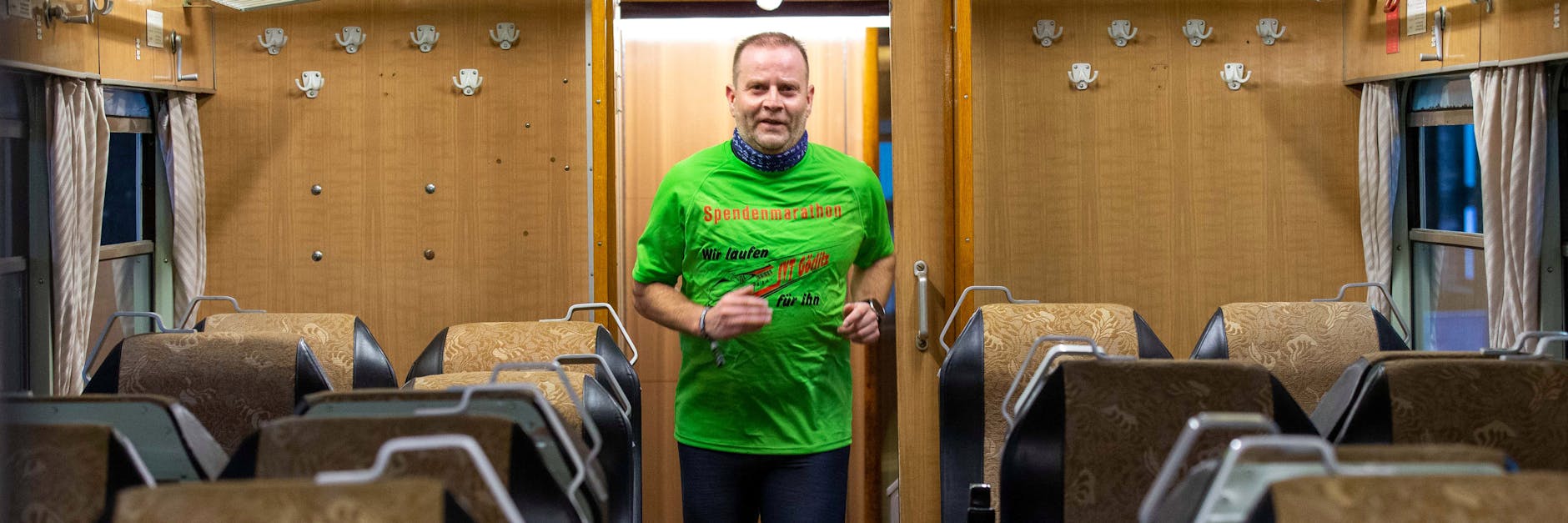 Thomas Spannhaus aus Dresden rennt als erster Spendenlauf-Teilnehmer durch den Zug.<br>
