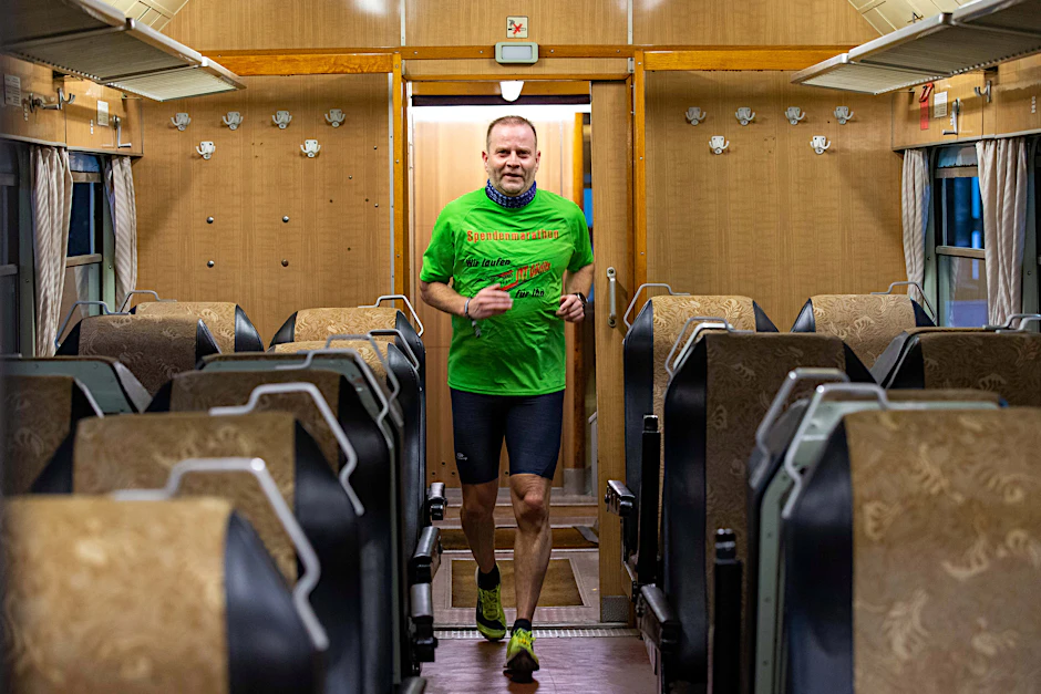 Thomas Spannhaus aus Dresden rennt als erster Spendenlauf-Teilnehmer durch den Zug.<br>