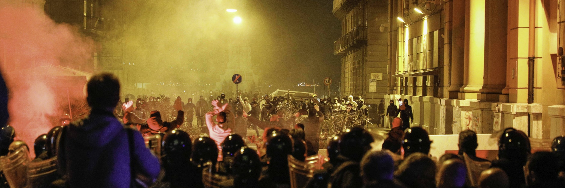 Bei Protesten in Neapel wurden mehrere Rauchbomben gezündet.