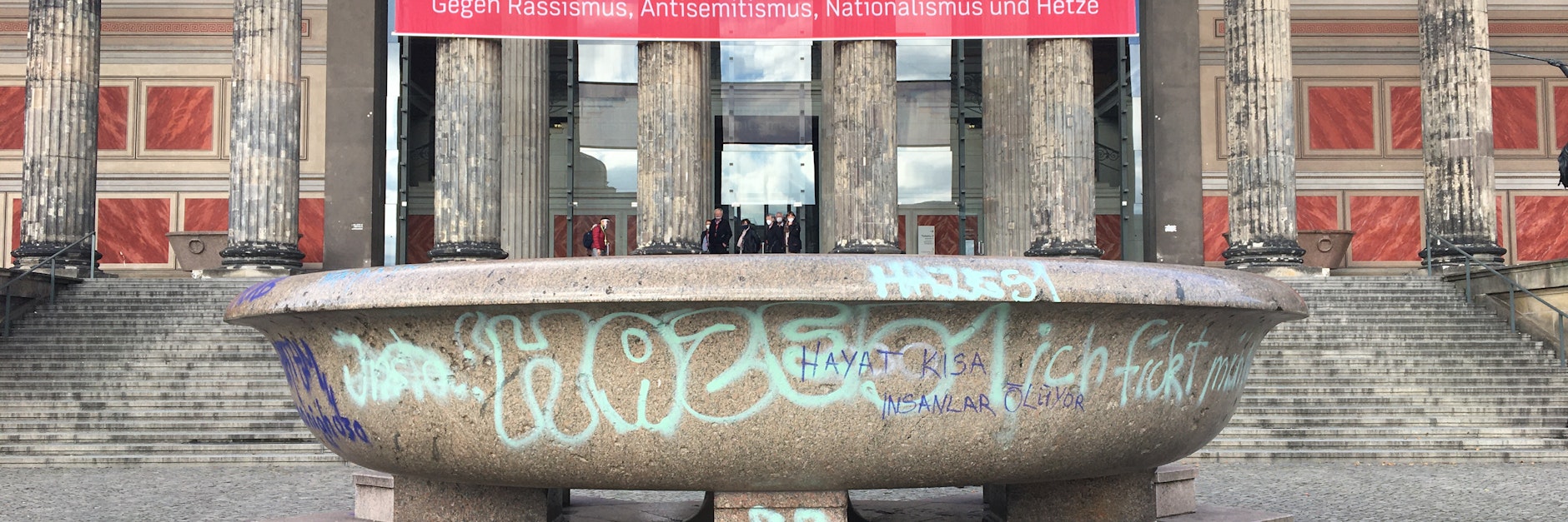 Eine große Granitschale im Lustgarten vor dem Alten Museum ist beschmiert.<br>