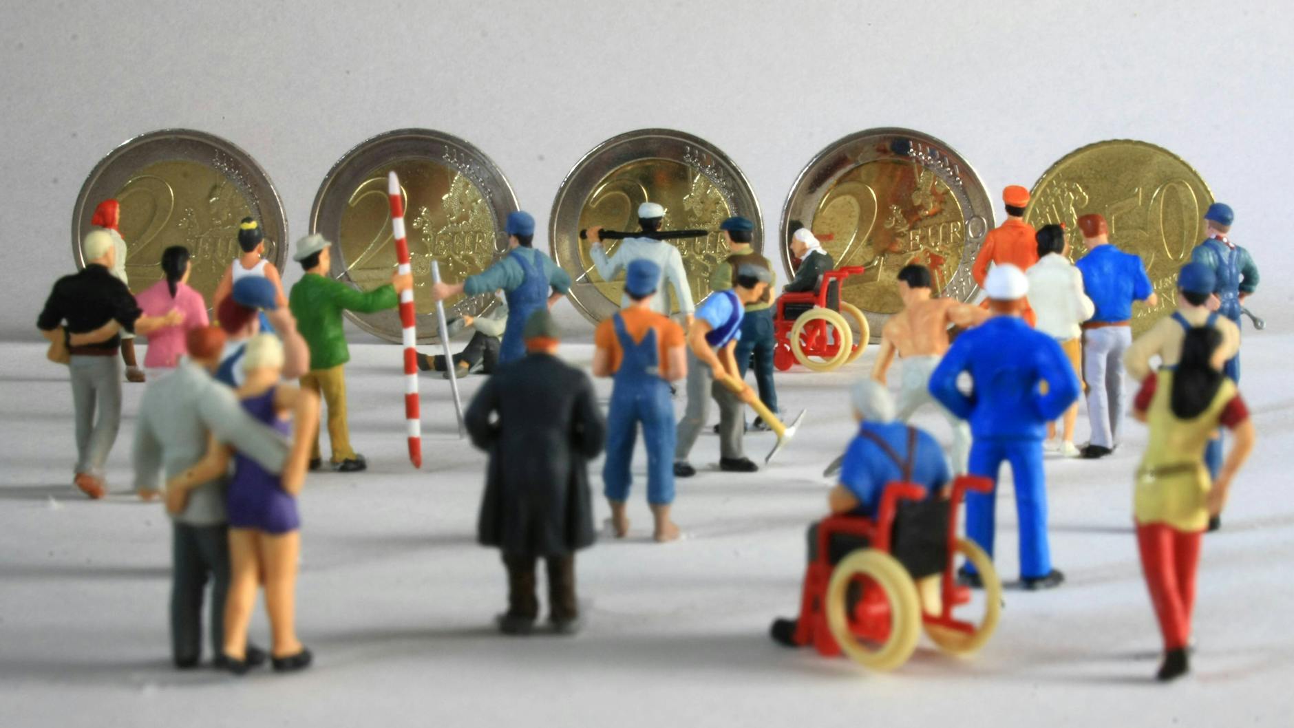 Symbolfoto zum Thema bedingungsloses Grundeinkommen: Gesellschaft und genügend Geld für alle.