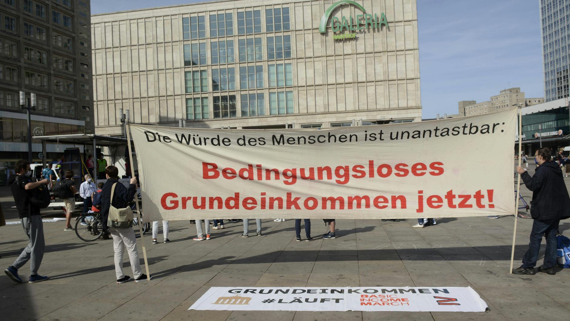 Im September forderten Demonstranten auf dem Alexanderplatz in Berlin die Einführung eines bedingungslosen Grundeinkommens.