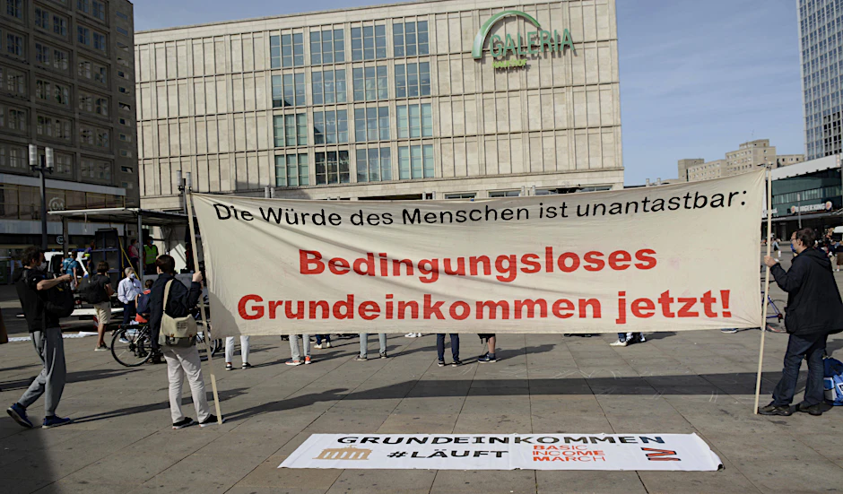 Im September forderten Demonstranten auf dem Alexanderplatz in Berlin die Einführung eines bedingungslosen Grundeinkommens.