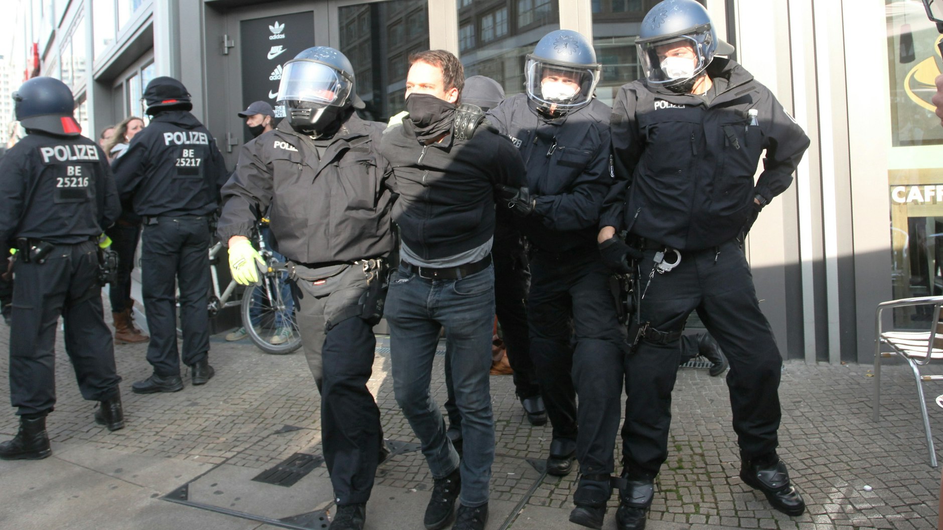 Der Anwalt Markus Haintz wird am Alexanderplatz von der Polizei abgeführt.