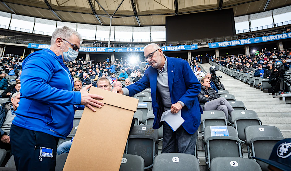 Werner Gegenbauer gibt seinen Wahlzettel ab. Er wurde als Hertha-Präsident bestätigt.