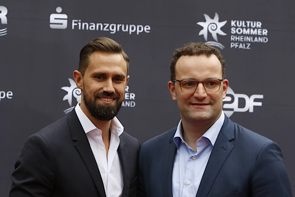 Jens Spahn (r.) und Ehemann Daniel Funke haben sich mit dem Coronavirus infiziert.