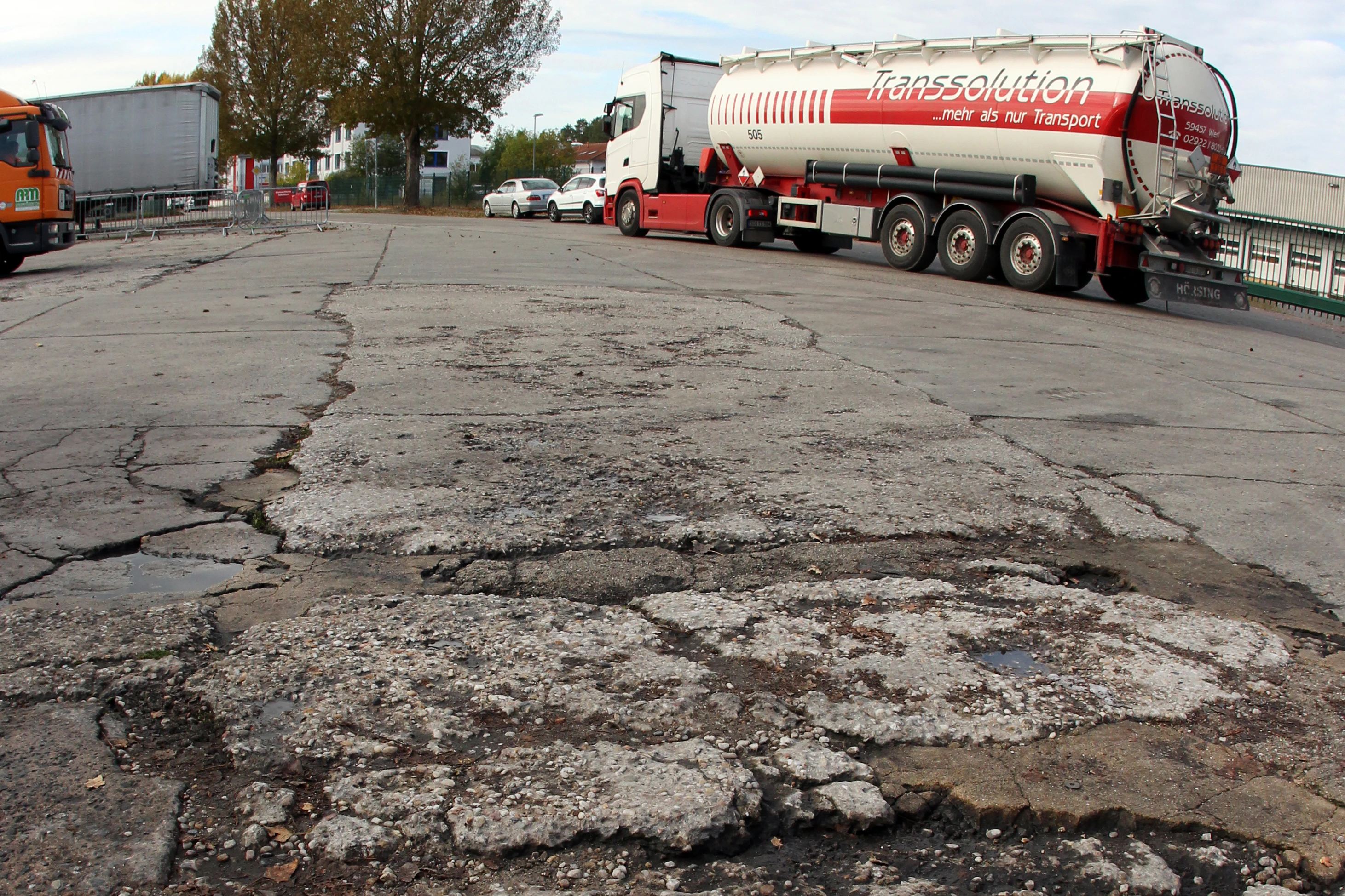 Die Zufahrtstraße ins Gewerbegebiet von Neuseddin gleicht teilweise einem Acker.<br>
