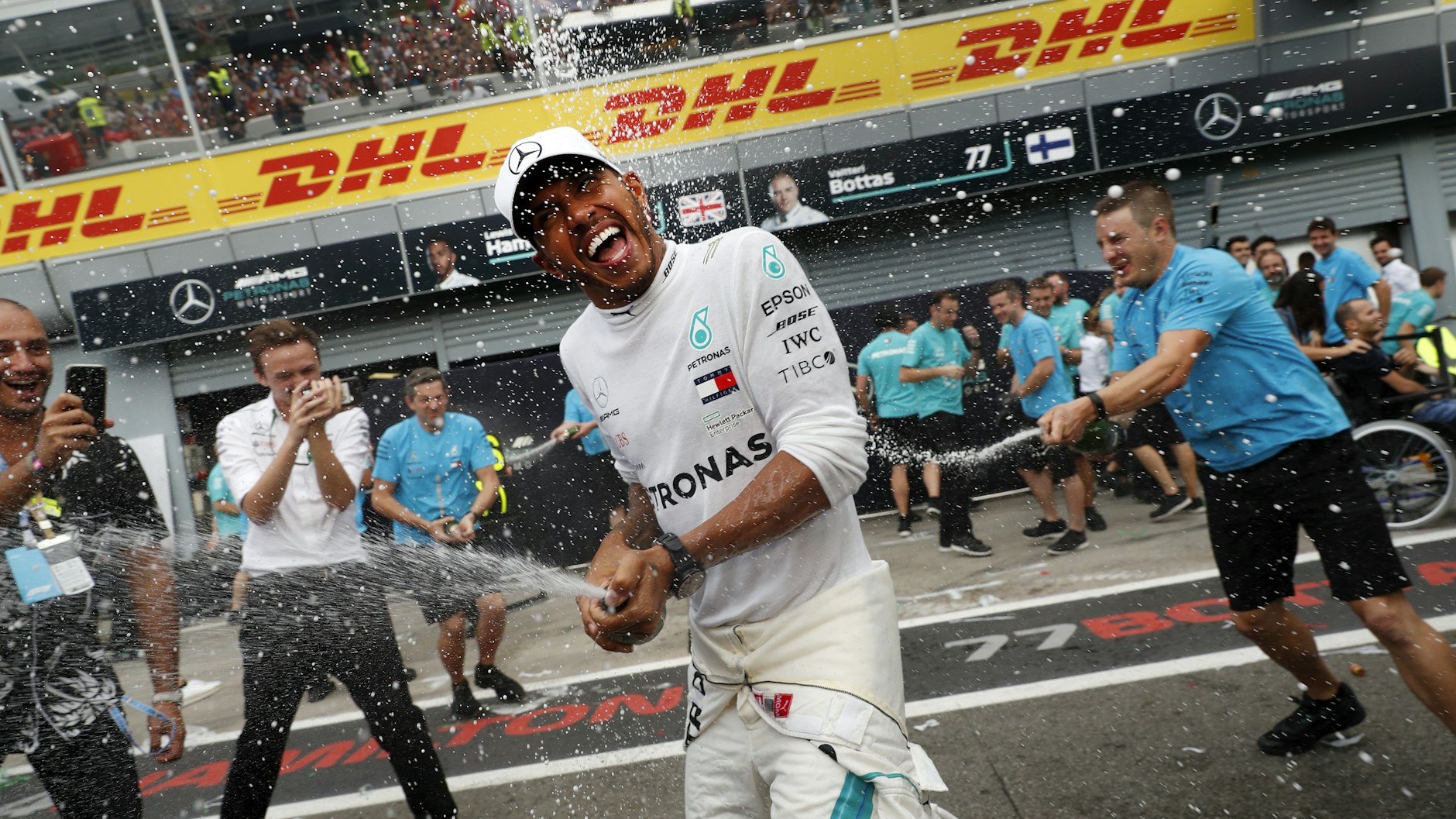 Der Brite feierte seinen neuen Rekord ausgelassen mit seinem Mercedes-Team.