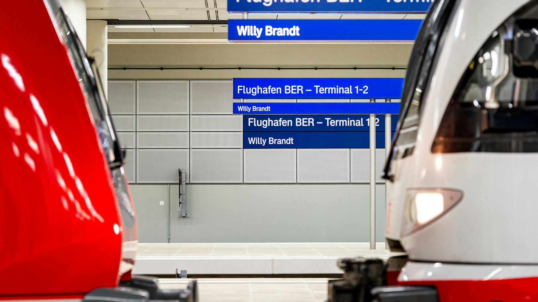 Vom 31. Oktober an halten auch Fern- und Regionalzüge unter dem Flughafen. Zur Feier am Sonntag waren schon mal zwei dieser Züge gekommen.