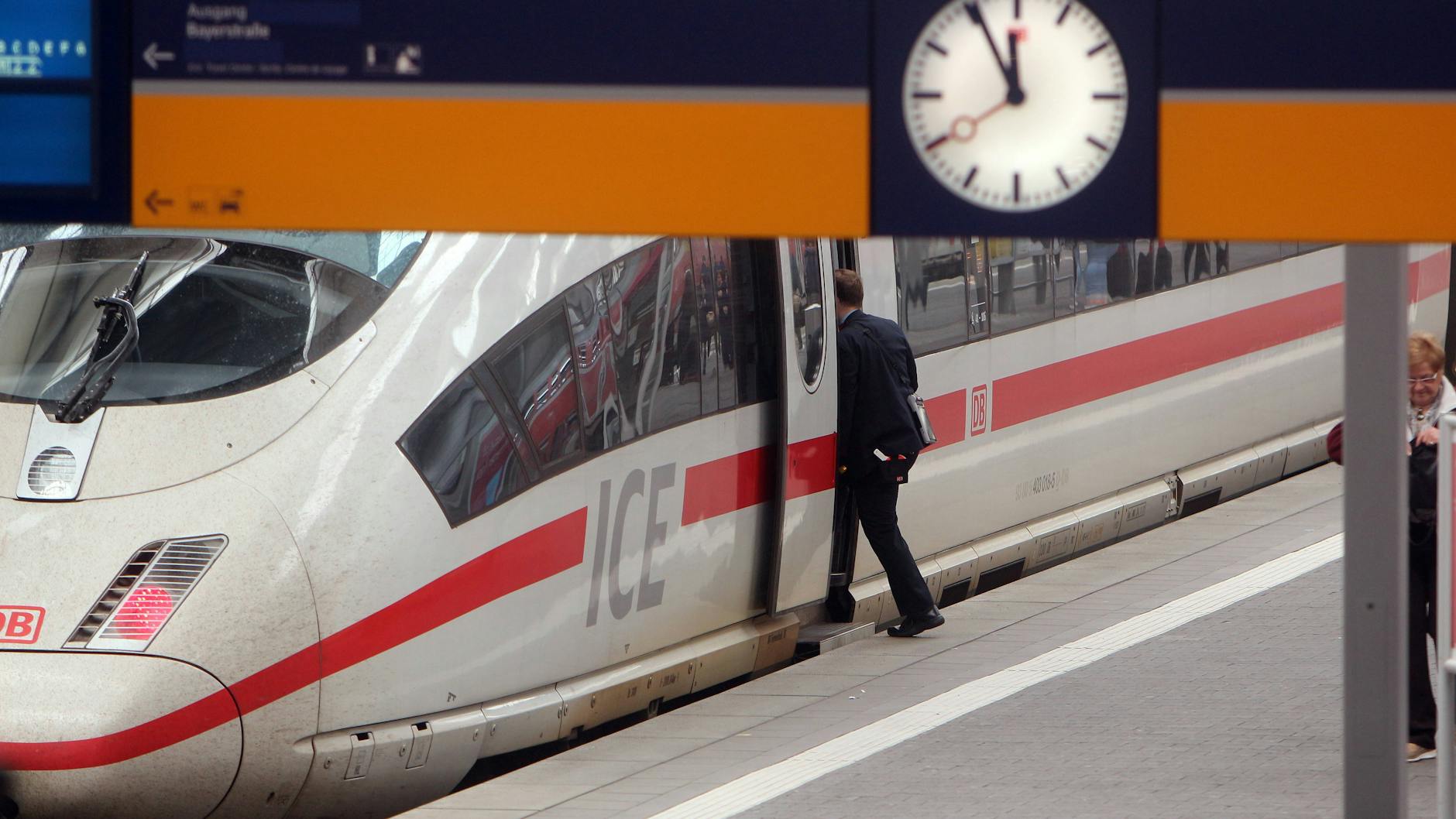 Bei Verspätungen müssen viele Reisende um ihre Entschädigungen kämpfen. Das könnte sich bald ändern. 