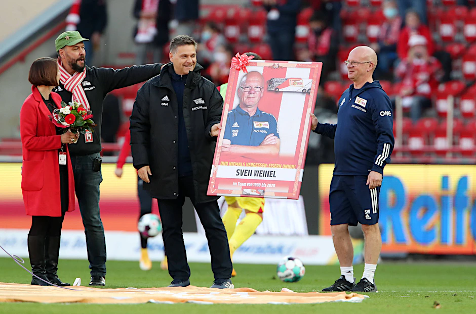 Petra Mattuscheck, Christian Arbeit und Unions Manager Oliver Ruhnert (v.l) verabschieden in der Halbzeitpause beim Spiel gegen Freiburg ihren scheidenden Busfahrer Sven Weinel. Nach 22 Jahren hört er bei den Köpenickern auf.