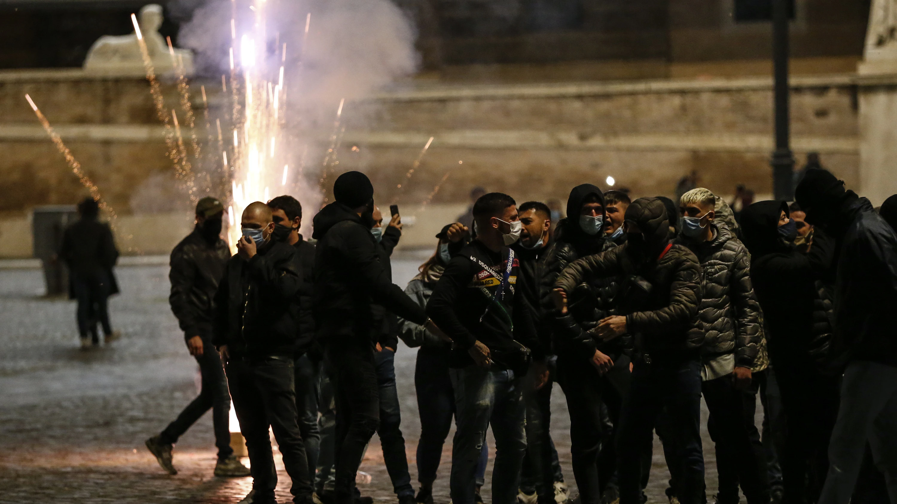 Demonstranten stehen bei der Protestaktion der rechtsextremistischen Gruppe Forza Nuova auf dem Piazza del Popolo.&nbsp;