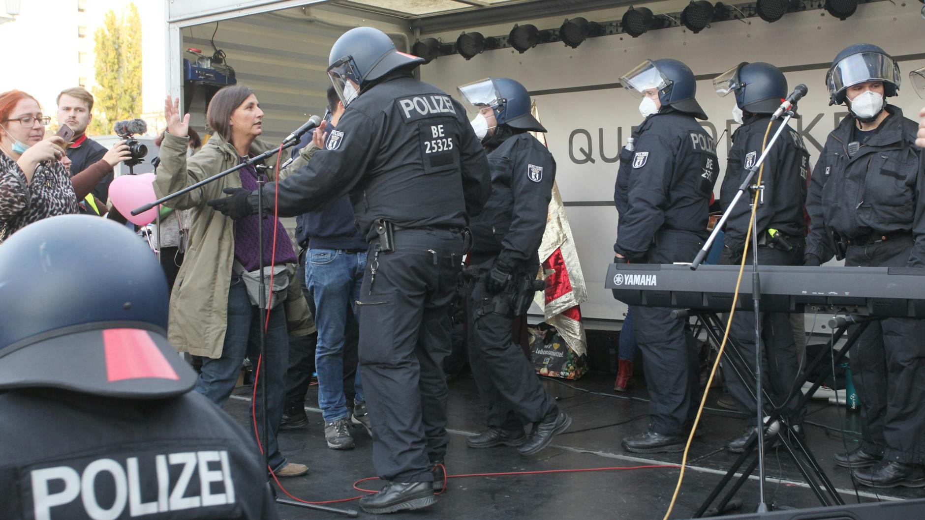 Die Berliner Polizei löst die Querdenken-Kundgebung vor dem Kosmos in der Karl-Marx-Allee auf.