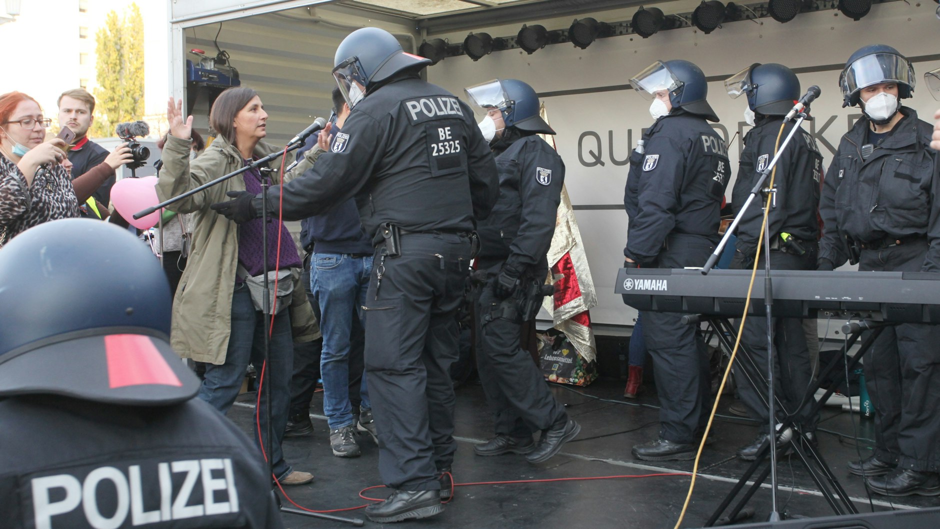 Die Berliner Polizei löst die Querdenken-Kundgebung vor dem Kosmos in der Karl-Marx-Allee auf.
