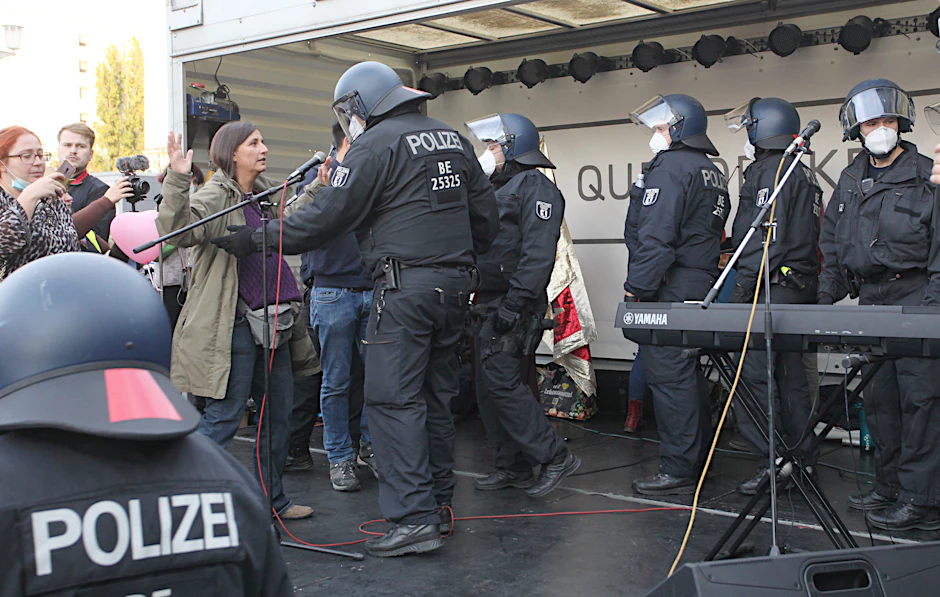 Die Berliner Polizei löst die Querdenken-Kundgebung vor dem Kosmos in der Karl-Marx-Allee auf.