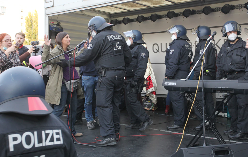 Mehrere Festnahmen: Polizei stürmt Querdenken-Bühne in Berlin